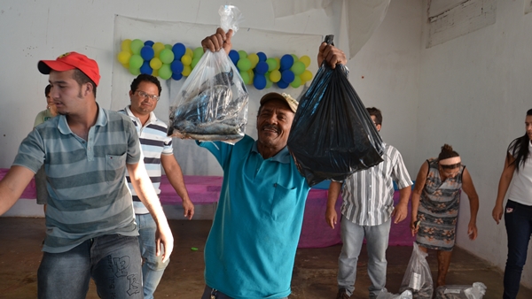 Prefeitura de Ouro Velho PB, distribui peixes para população carente