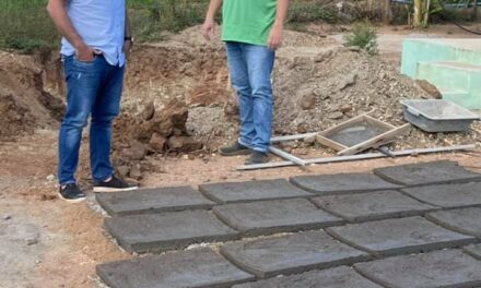 Prefeito de Ouro Velho fiscaliza construção de cisternas que irá beneficiar a população da zona rural