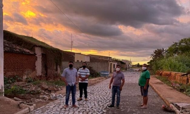 Prefeito Dr. Augusto Valadares visita obras de pavimentação em Ouro Velho