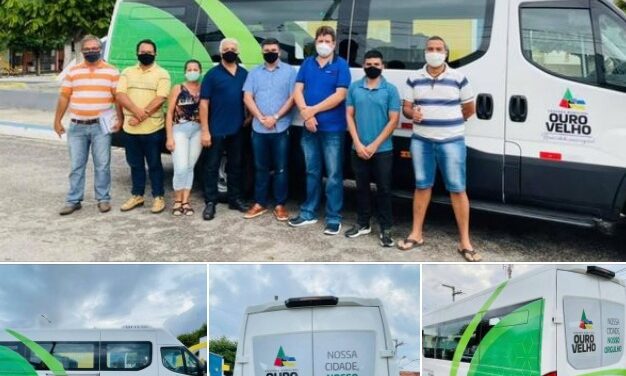 OURO VELHO: prefeito Augusto Valadares entrega Van 0km à população