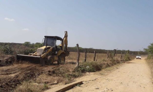 Ouro Velho: prefeito assina ordem de serviço para construção de mais uma passagem molhada na zona rural