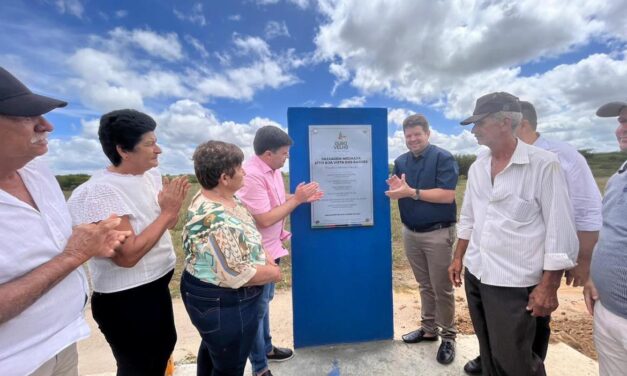 Prefeito de Ouro Velho inaugura passagem molhada, UBS, pavimentação de ruas e assina ordem de serviço para várias obras