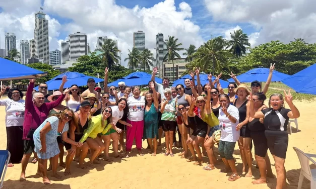 Busão da Alegria leva idosos de Ouro Velho para um dia inesquecível na praia, em João Pessoa