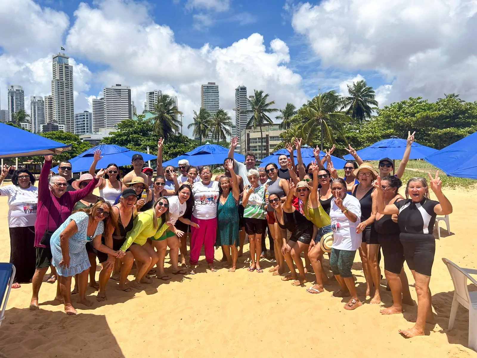 busao-da-alegria-leva-idosos-de-ouro-velho-para-um-dia-inesquecivel-na-praia-em-joao-pessoa