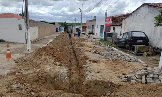 Prefeitura de Ouro Velho realiza obra para garantir abastecimento de água a moradores da rua Francisco Pereira Pinto