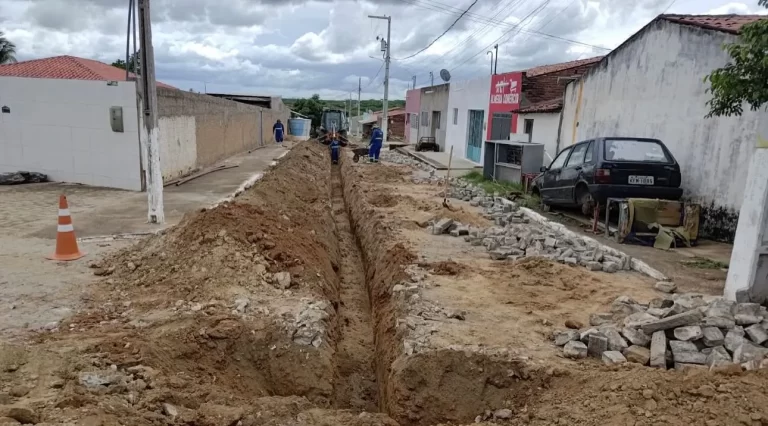 prefeitura-de-ouro-velho-realiza-obra-para-garantir-abastecimento-de-agua-a-moradores-da-rua-francisco-pereira-pinto