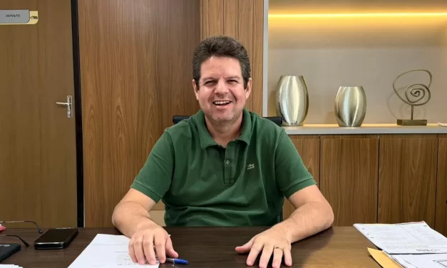 Prefeito de Ouro Velho comemora 100% de alfabetização e destaque do município no ICA 2025
