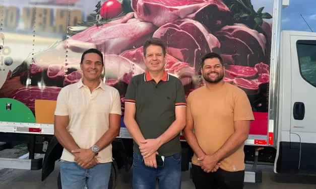 Prefeito Dr. Júnior entrega caminhão frigorífico e calçamento em Ouro Velho